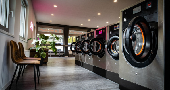 INDUSTRIAL WASHER-EXTRACTORS