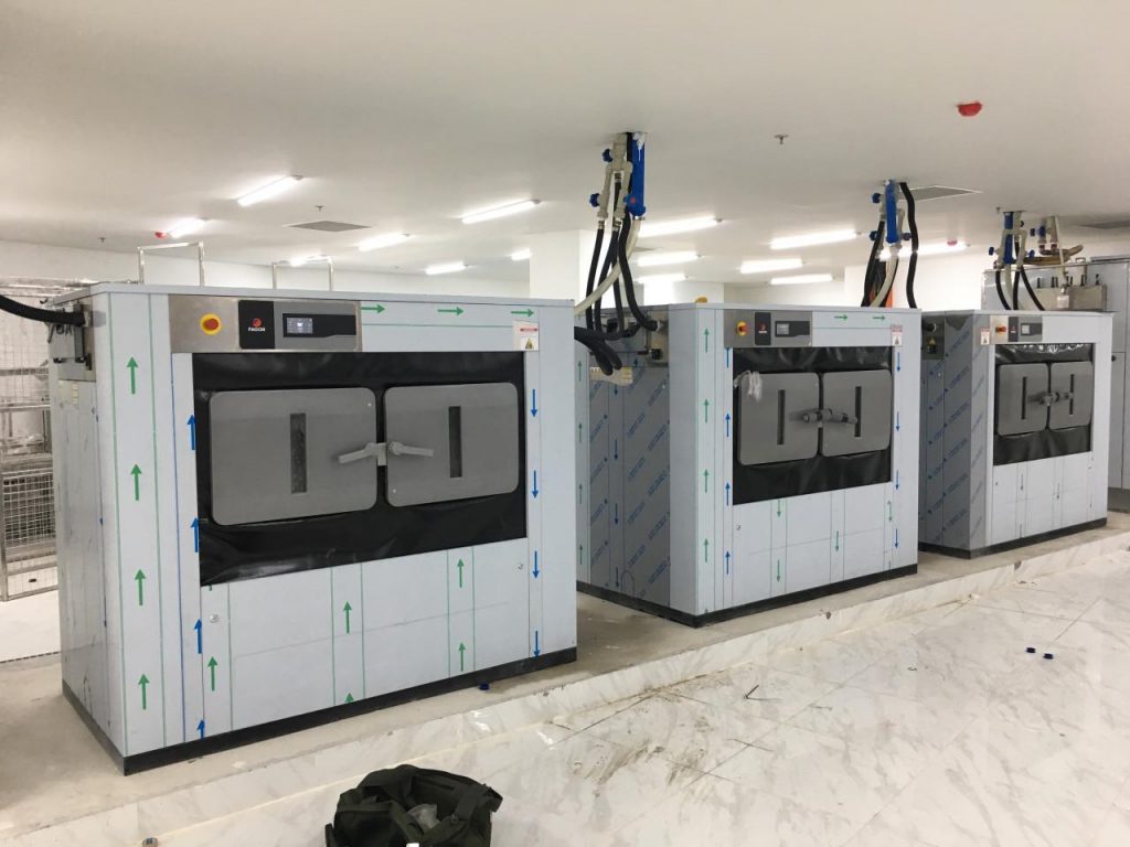 Máy giặt y tế 2 cửa – Giải pháp giặt ủi an toàn, chống lây nhiễm chéo trong bệnh viện